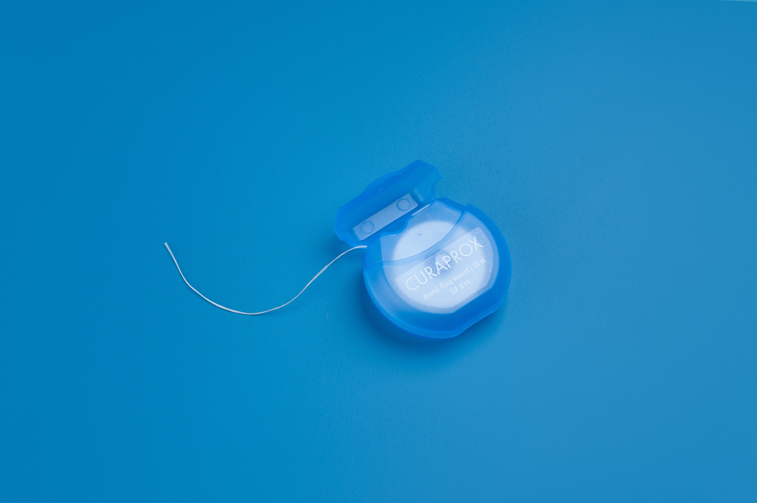 CURAPROX DF 834 vaškuotas tarpdančių siūlas
