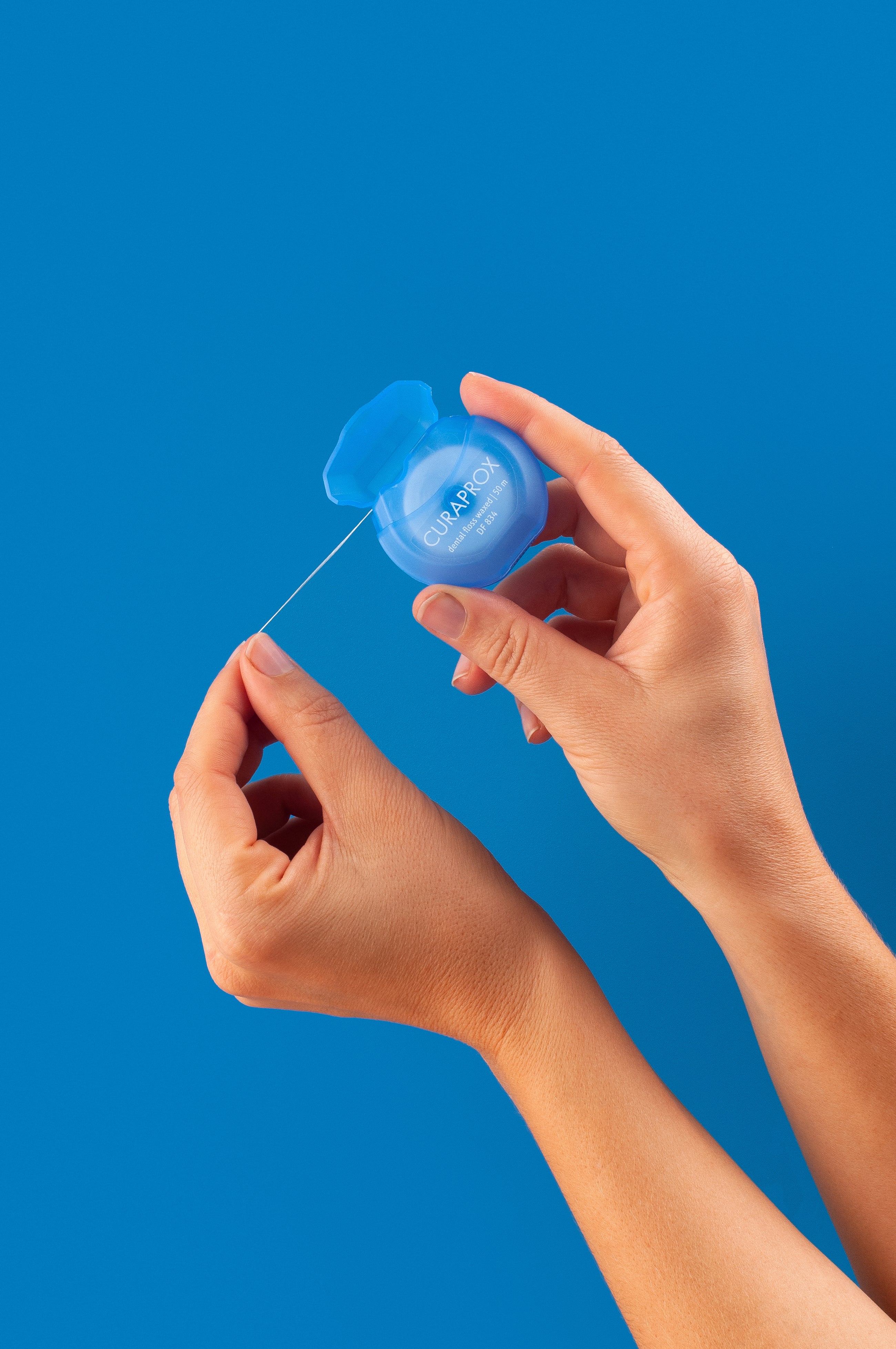 CURAPROX DF 834 vaškuotas tarpdančių siūlas