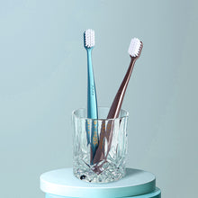 Labai minkštas dantų šepetėlis su 10000 šerelių